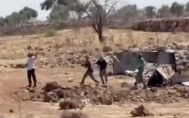 Des résidents d’implantations lançant des pierres, visiblement lors d'affrontements avec des Palestiniens dans la ville de Sinjil, en Cisjordanie, le 11 juillet 2025. (Crédit : Capture d'écran/Al-Jarmaq News)